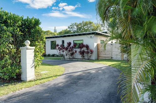 Hidden Bungalow- Peaceful Retreat, BBQ and hot tub