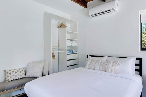 Hidden Bungalow- Peaceful Retreat, BBQ and hot tub