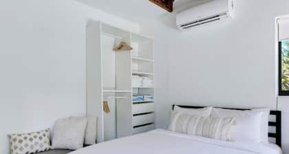 Hidden Bungalow- Peaceful Retreat, BBQ and hot tub