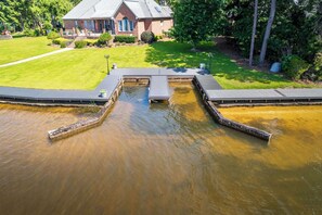 Interior - Lakeside Lane Retreat Waterfront Escape With Kayaks, Game Room & Scenic Views (Sanford)