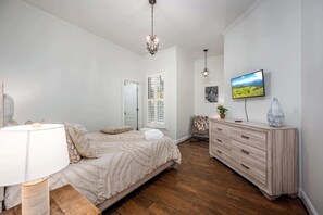 Interior - Lakeside Lane Retreat Waterfront Escape With Kayaks, Game Room & Scenic Views (Sanford)