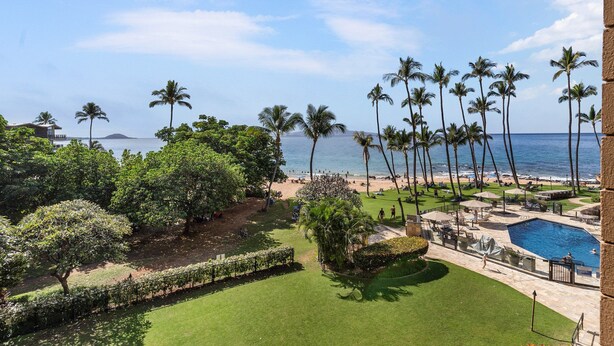 A resort with a swimming pool, palm trees, and a beach view. - Mana Kai 314 (Kihei)