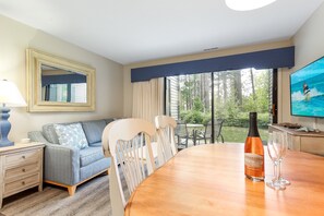 Interior - Beautiful 2 Bedroom Lakeside Condo at The Shores 5677 (Williamsburg)
