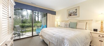 Beautiful 2 Bedroom Lakeside Condo at The Shores 5677