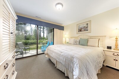 Beautiful 2 Bedroom Lakeside Condo at The Shores 5677