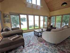 Interior - Lake Days Getaway - Lakeside Family Escape Near Hillsborough (Hillsborough)