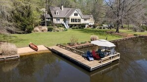A house with a dock extending into a pond, surrounded by greenery. - Lake Days Getaway - Lakeside Family Escape Near Hillsborough (Hillsborough)