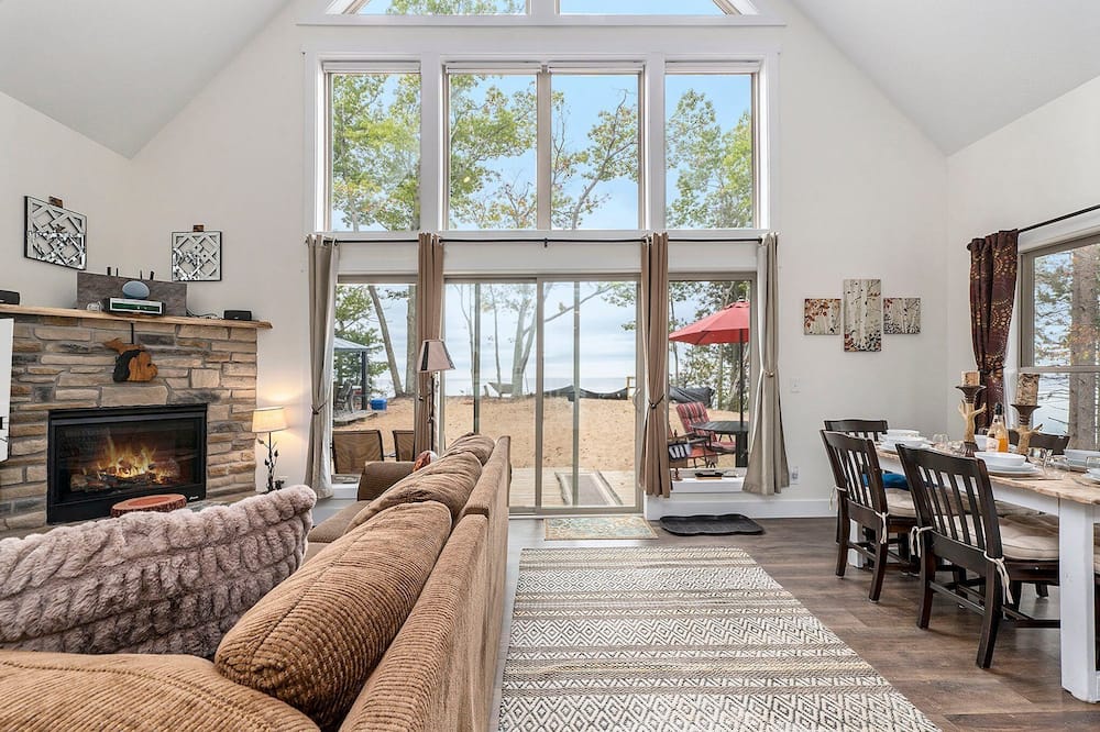 🐻 Beautiful Overlooking Shoreline 2bdr Chalet 18396