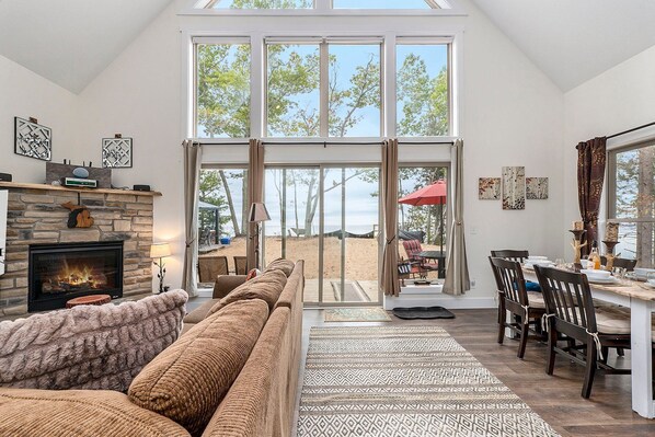 Interior - 🐻 Beautiful Overlooking Shoreline 2bdr Chalet 18396 (Arcadia)
