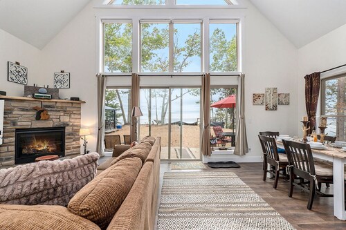 🐻 Beautiful Overlooking Shoreline 2bdr Chalet 18396