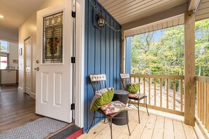 Interior - 🐻 Beautiful Overlooking Shoreline 2bdr Chalet 18396 (Arcadia)