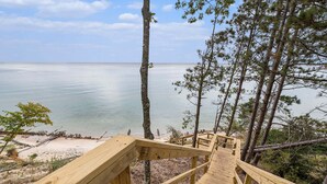A wooden staircase leading to a beach with a view of the sea. - 🐻 Beautiful Overlooking Shoreline 2bdr Chalet 18396 (Arcadia)