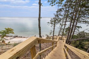 Interior - 🐻 Beautiful Overlooking Shoreline 2bdr Chalet 18396 (Arcadia)