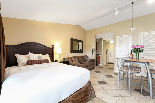 Lake Views at The Shores Great Location 5693