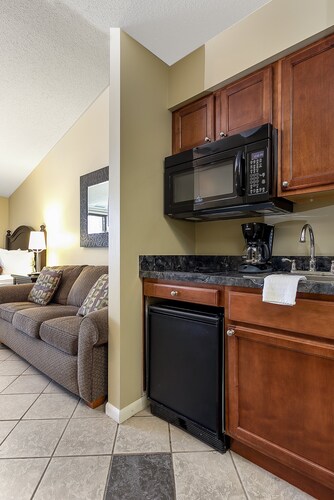 Lake Views at The Shores Great Location 5693