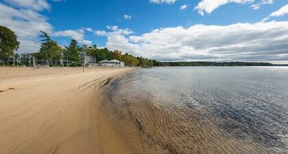 Gorgeous Grand Traverse Bay Beach Front The Shores - 5704