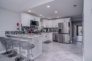 Apartment (3 Bedrooms) | Interior - The Riverwalk Retreat on the Fox - Waterfront Vacation Rental in Downtown Mchenry 3br/2ba Home With Private Pier (McHenry)