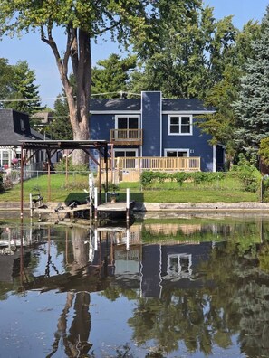 Apartment (3 Bedrooms) | Interior - The Riverwalk Retreat on the Fox - Waterfront Vacation Rental in Downtown Mchenry 3br/2ba Home With Private Pier (McHenry)