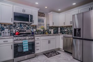 Apartment (3 Bedrooms) | Interior - The Riverwalk Retreat on the Fox - Waterfront Vacation Rental in Downtown Mchenry 3br/2ba Home With Private Pier (McHenry)