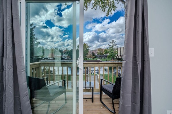 Apartment (3 Bedrooms) | Interior - The Riverwalk Retreat on the Fox - Waterfront Vacation Rental in Downtown Mchenry 3br/2ba Home With Private Pier (McHenry)