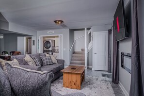 Apartment (3 Bedrooms) | Interior - The Riverwalk Retreat on the Fox - Waterfront Vacation Rental in Downtown Mchenry 3br/2ba Home With Private Pier (McHenry)