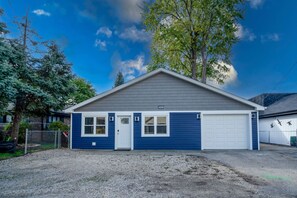 Apartment (3 Bedrooms) | Interior - The Riverwalk Retreat on the Fox - Waterfront Vacation Rental in Downtown Mchenry 3br/2ba Home With Private Pier (McHenry)