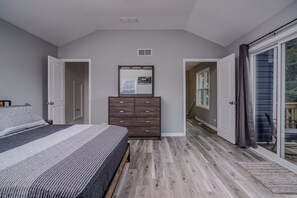Apartment (3 Bedrooms) | Interior - The Riverwalk Retreat on the Fox - Waterfront Vacation Rental in Downtown Mchenry 3br/2ba Home With Private Pier (McHenry)