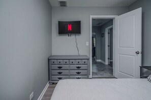 Apartment (3 Bedrooms) | Interior - The Riverwalk Retreat on the Fox - Waterfront Vacation Rental in Downtown Mchenry 3br/2ba Home With Private Pier (McHenry)