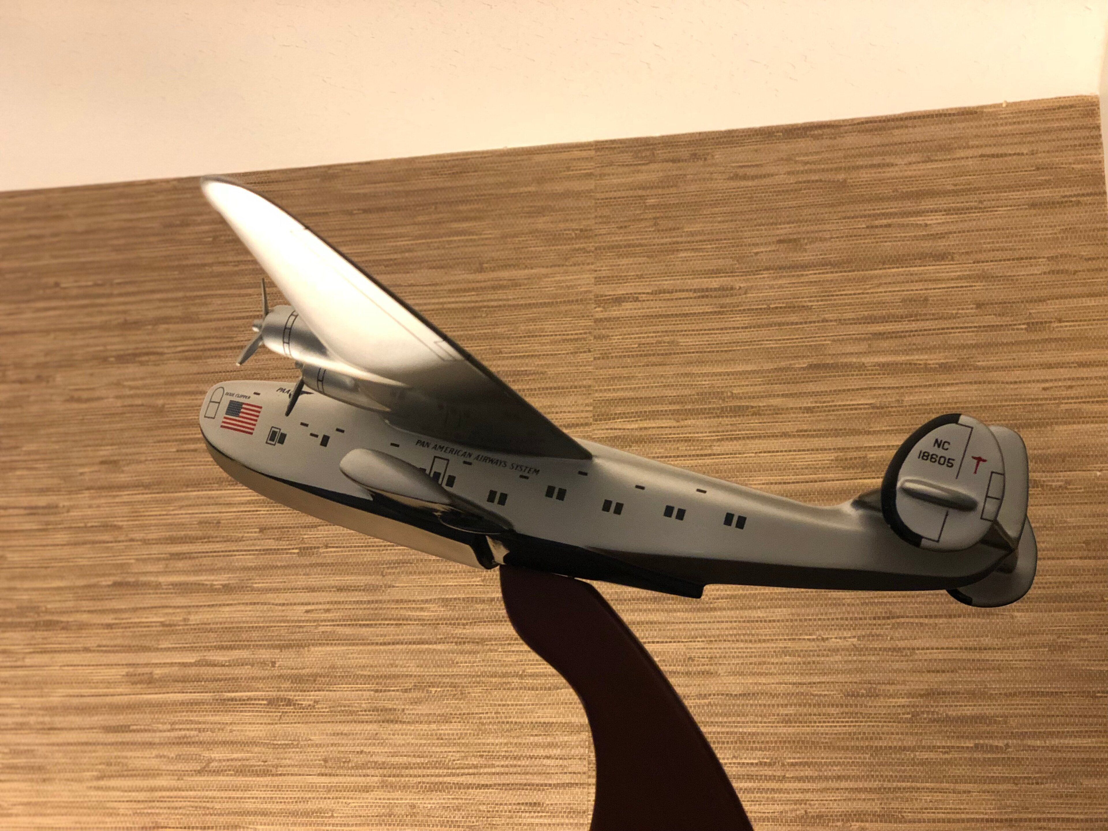 Ein Modellflugzeug mit "PAN AMERICAN AIRWAYS SYSTEM" und der Kennung "NC 18605" am Heck.