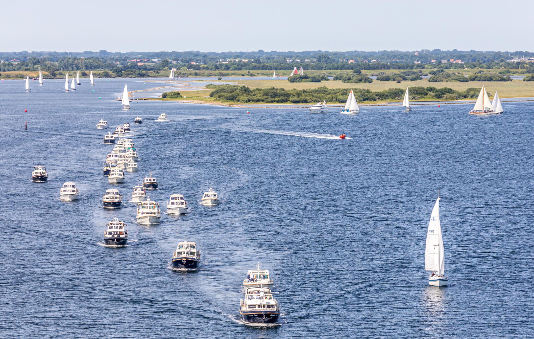 Un port esportiu amb diversos vaixells i velers.