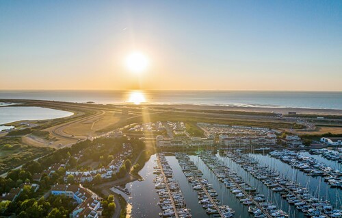 Schönes Schiff in Ouddorp mit Hafenblick