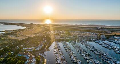 Schönes Schiff in Ouddorp mit Hafenblick