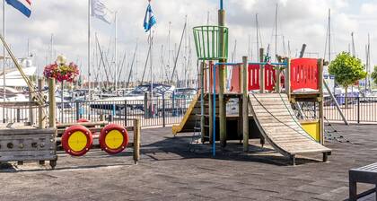 Schönes Schiff in Ouddorp mit Haus und Meerblick