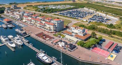 Schönes Schiff in Ouddorp mit Haus und Meerblick