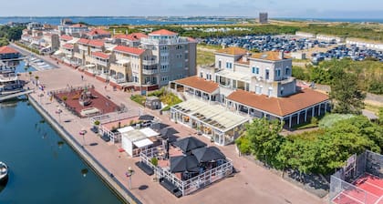 Schönes Schiff in Ouddorp mit Haus und Meerblick