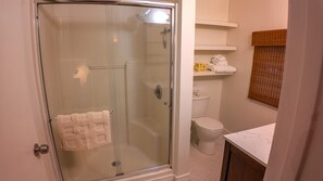Shower, hair dryer, towels, soap - 30-Day Or More Creative Studio Casita Oasis (Los Angeles)