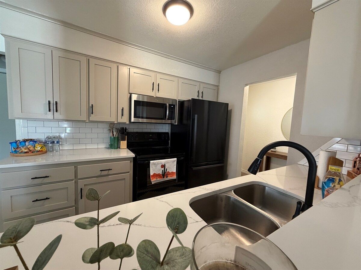 Coffee/tea maker, fridge, microwave, oven