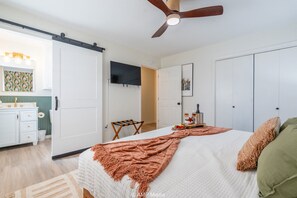 3 bedrooms, desk, iron/ironing board, free WiFi