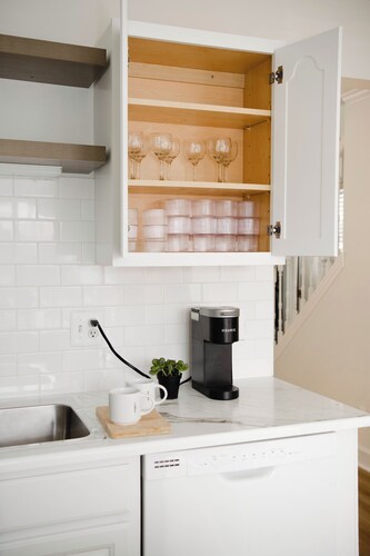 Two Sparrows - Birmingham Townhome with King Suite