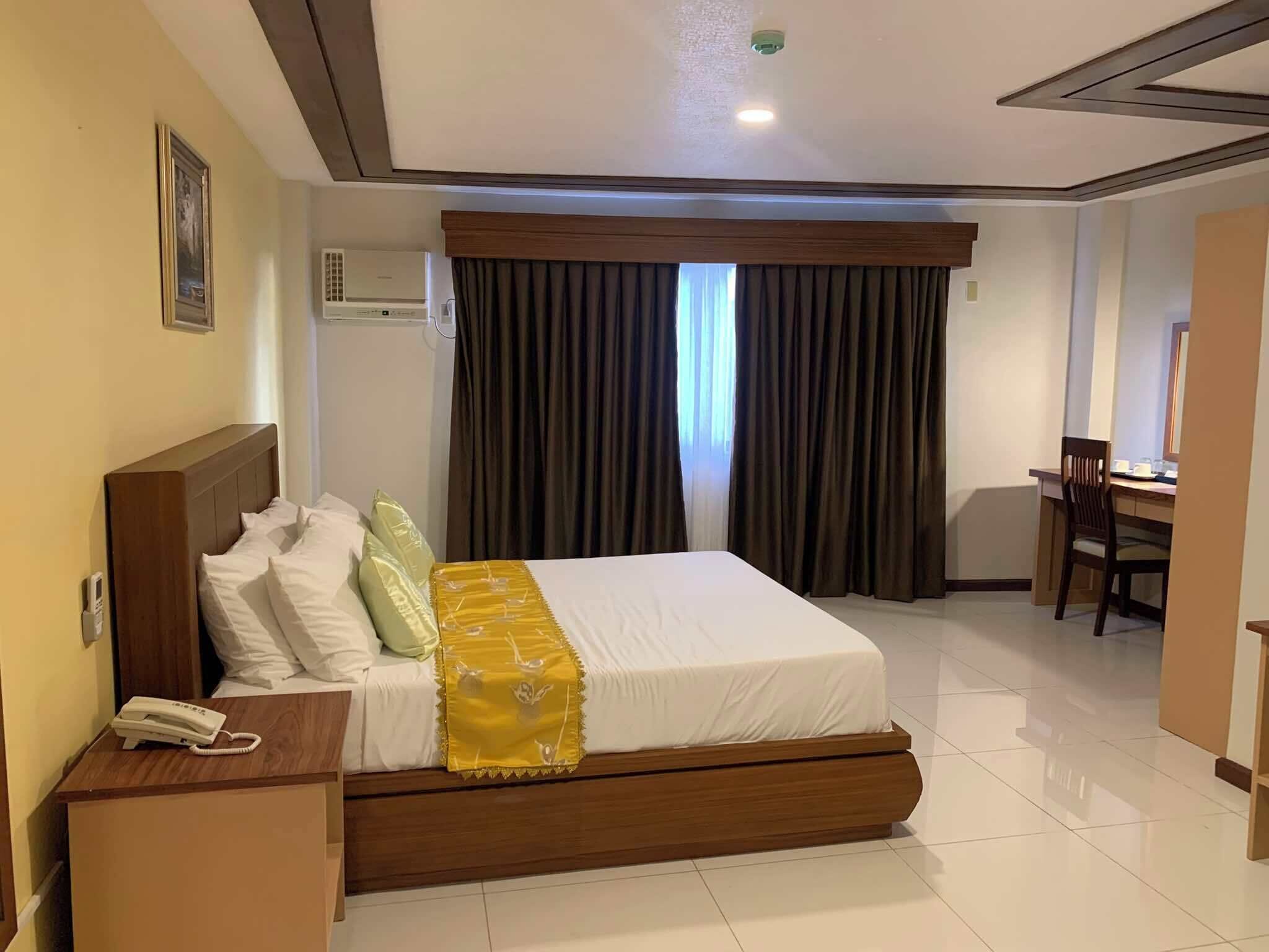 Caja de seguridad en la habitación, escritorio y cortinas blackout 