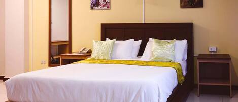 Chambre Double Deluxe, vue ville | Coffres-forts dans les chambres, bureau, rideaux occultants