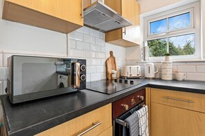 Private kitchen - Long Term Stays, Warrington Centre, 3 Bed House (Warrington)