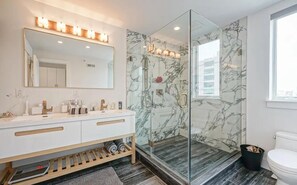 Een haardroger, handdoeken, zeep, toiletpapier