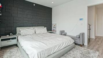 3 chambres, fer et planche à repasser, lit de bébé portatif