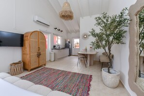 Unclassified image, 2 of 9, button - Modern Studio Palm in Noord with Pool (Noord)