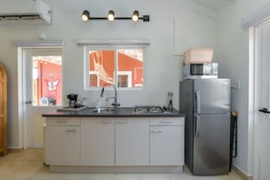Private kitchen - Modern Studio Palm in Noord with Pool (Noord)
