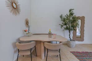 Dining - Modern Studio Palm in Noord with Pool (Noord)