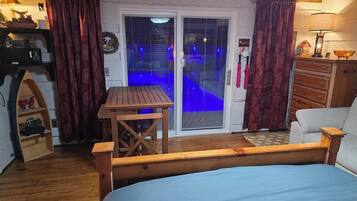 1 slaapkamer, een kluis op de kamer, een strijkplank/strijkijzer