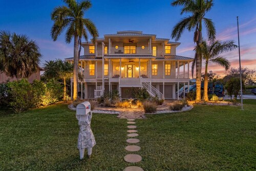 Harbor View Retreat with Heated Pool, Wraparound Decks & Sunset Vibes - Sunset Harbor - Roelens