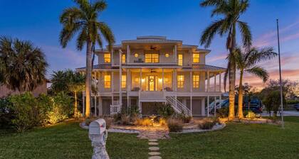 Harbor View Retreat with Heated Pool, Wraparound Decks & Sunset Vibes - Sunset Harbor - Roelens